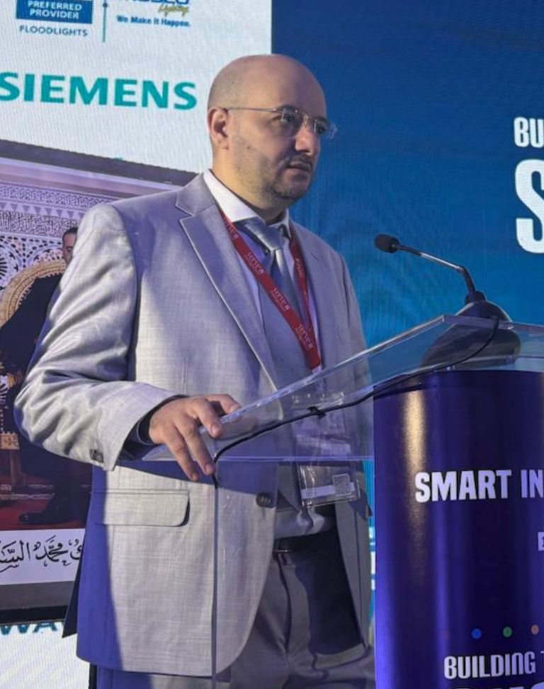 Otman Nouinou speaking on stage