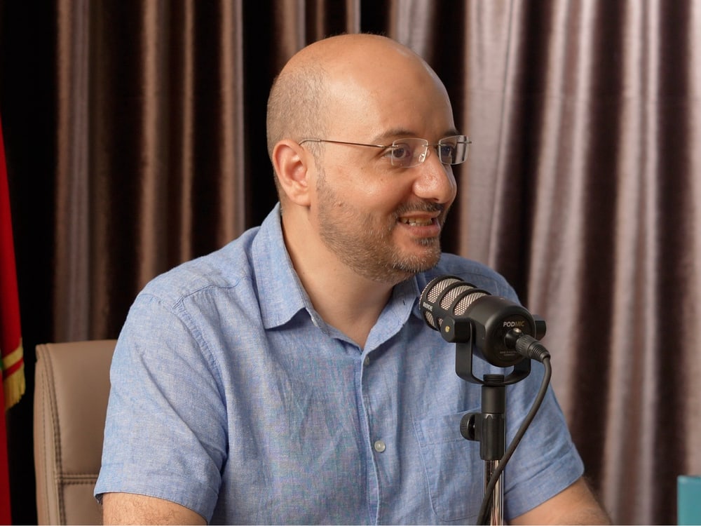 Otman Nouinou lors d'un enregistrement de podcast