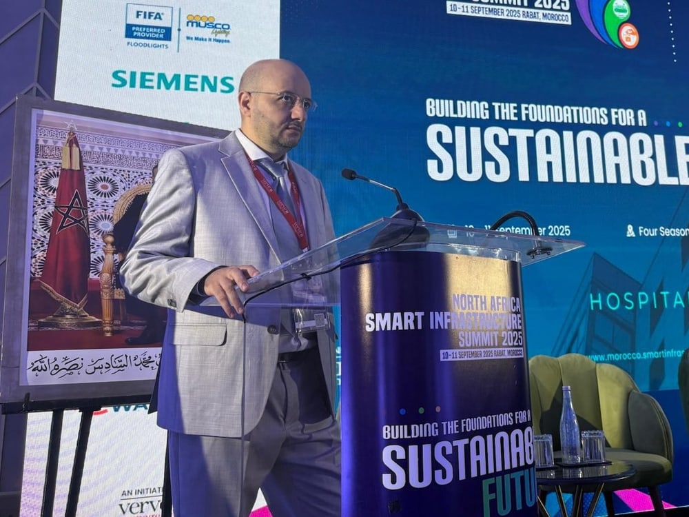 Otman Nouinou en conférence sur scène au Smart Infrastructure Summit
